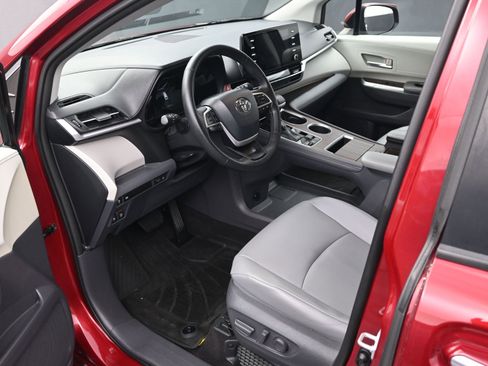 Used 2021 Toyota Sienna XLE image 66