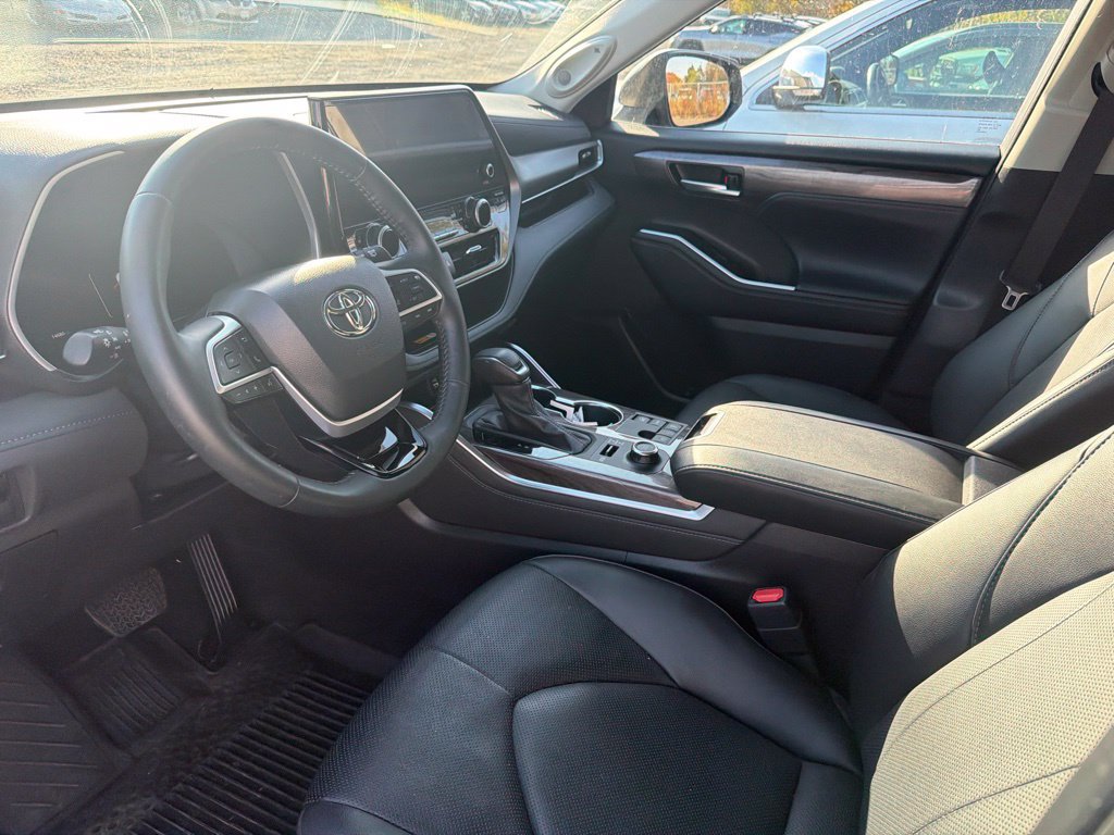 Used 2024 Toyota Highlander Limited AWD/4WD image 8