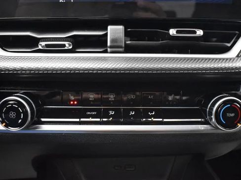 Used 2025 Chevrolet Equinox LT image 32