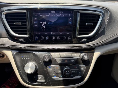 Used 2018 Chrysler Pacifica Limited FWD image 14