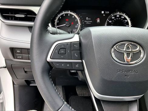 Used 2025 Toyota Highlander XLE FWD image 10
