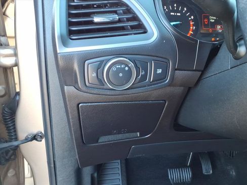 Used 2020 Ford Edge SE image 15