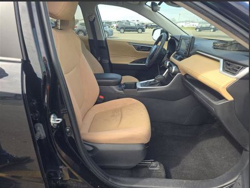 Used 2022 Toyota RAV4 LE image 9