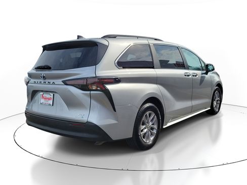 Used 2024 Toyota Sienna XLE FWD image 4