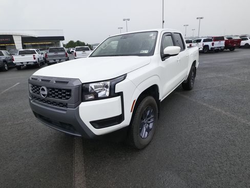 Used 2025 Nissan Frontier SV AWD/4WD image 4