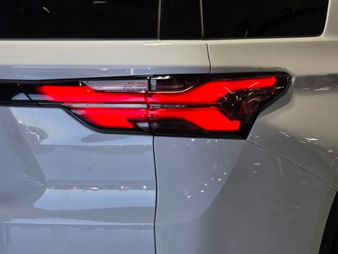 Used 2022 Chevrolet Traverse LT image 12