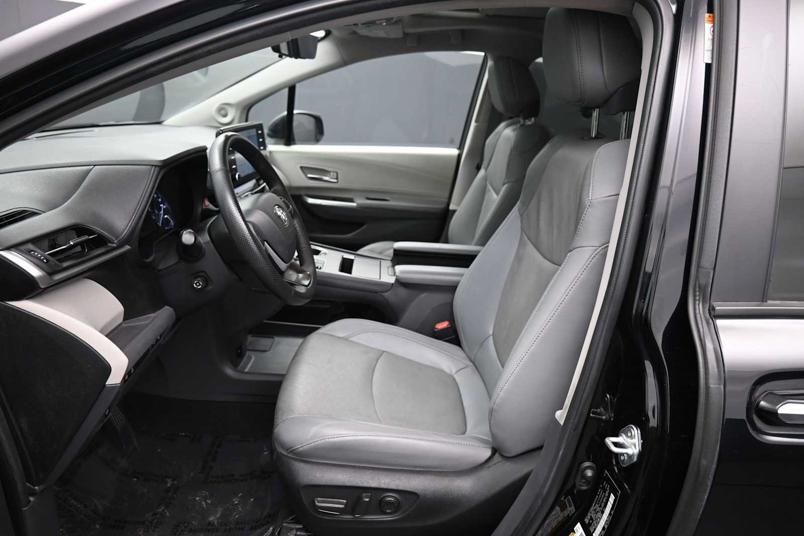 Used 2024 Toyota Sienna Limited AWD/4WD image 19