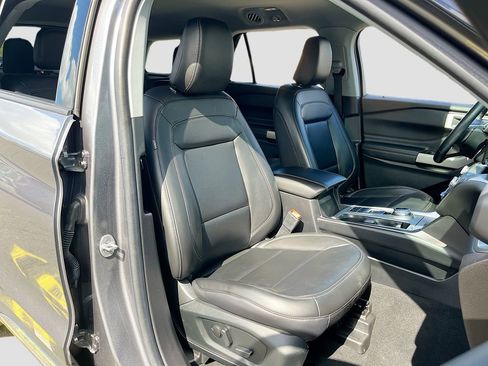 Used 2022 Ford Explorer XLT w/ Equipment Group 202A RWD image 29