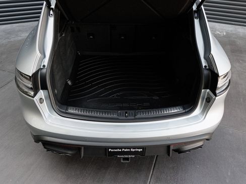 Used 2025 Porsche Macan AWD/4WD image 27