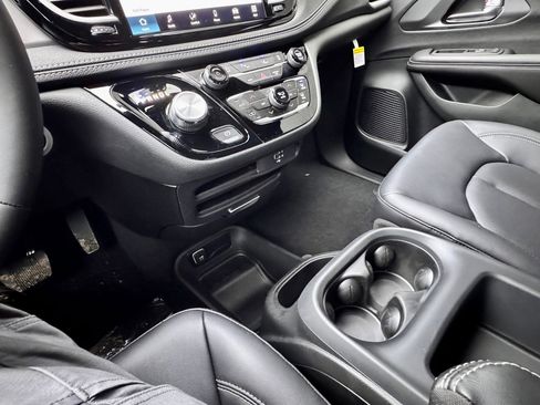 New 2026 Chrysler Pacifica Select AWD/4WD image 15