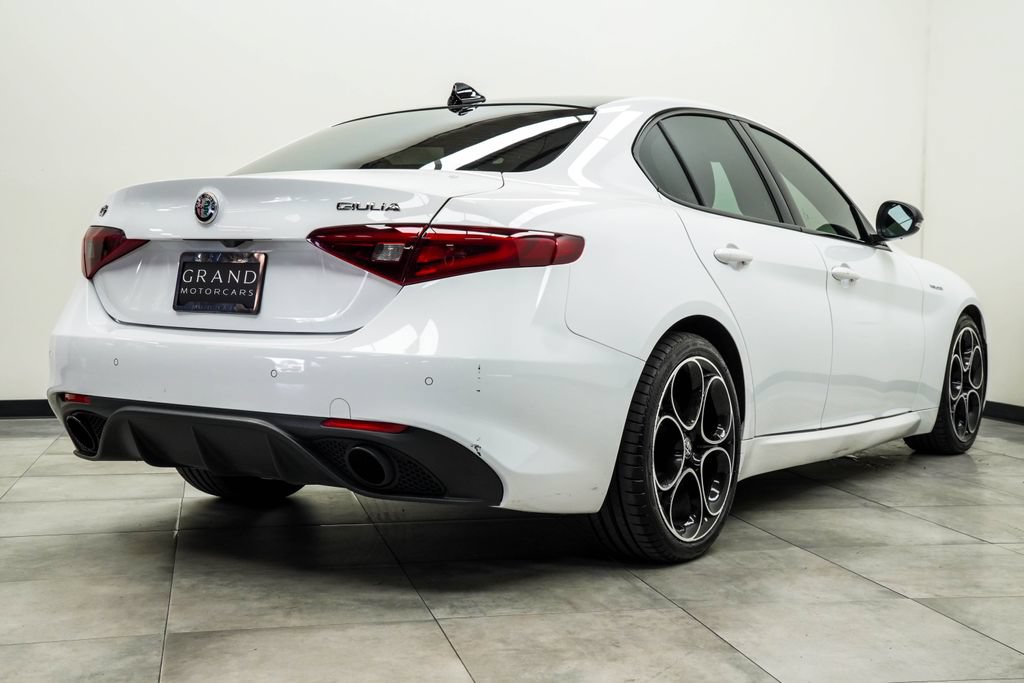 Used 2023 Alfa Romeo Giulia Veloce RWD image 13