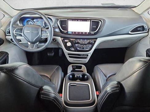 Used 2023 Chrysler Pacifica Touring-L FWD image 30