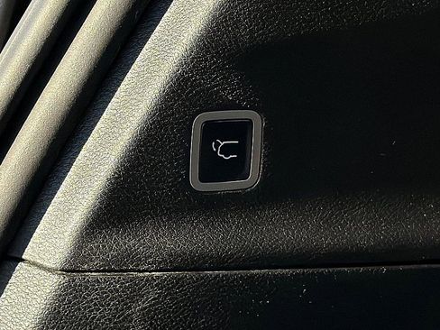 Used 2019 Chrysler Pacifica Limited w/ Tire & Wheel Group image 27