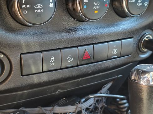Used 2013 Jeep Wrangler Rubicon w/ PWR Convenience Group AWD/4WD image 40