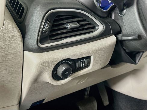 Used 2024 Chrysler Pacifica Touring-L FWD image 17