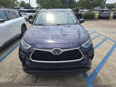 Used 2022 Toyota Highlander XLE FWD image 2