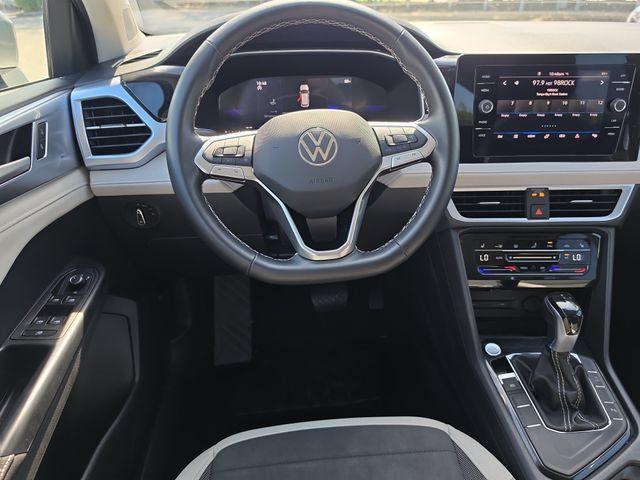 Used 2025 Volkswagen Taos SE FWD image 13