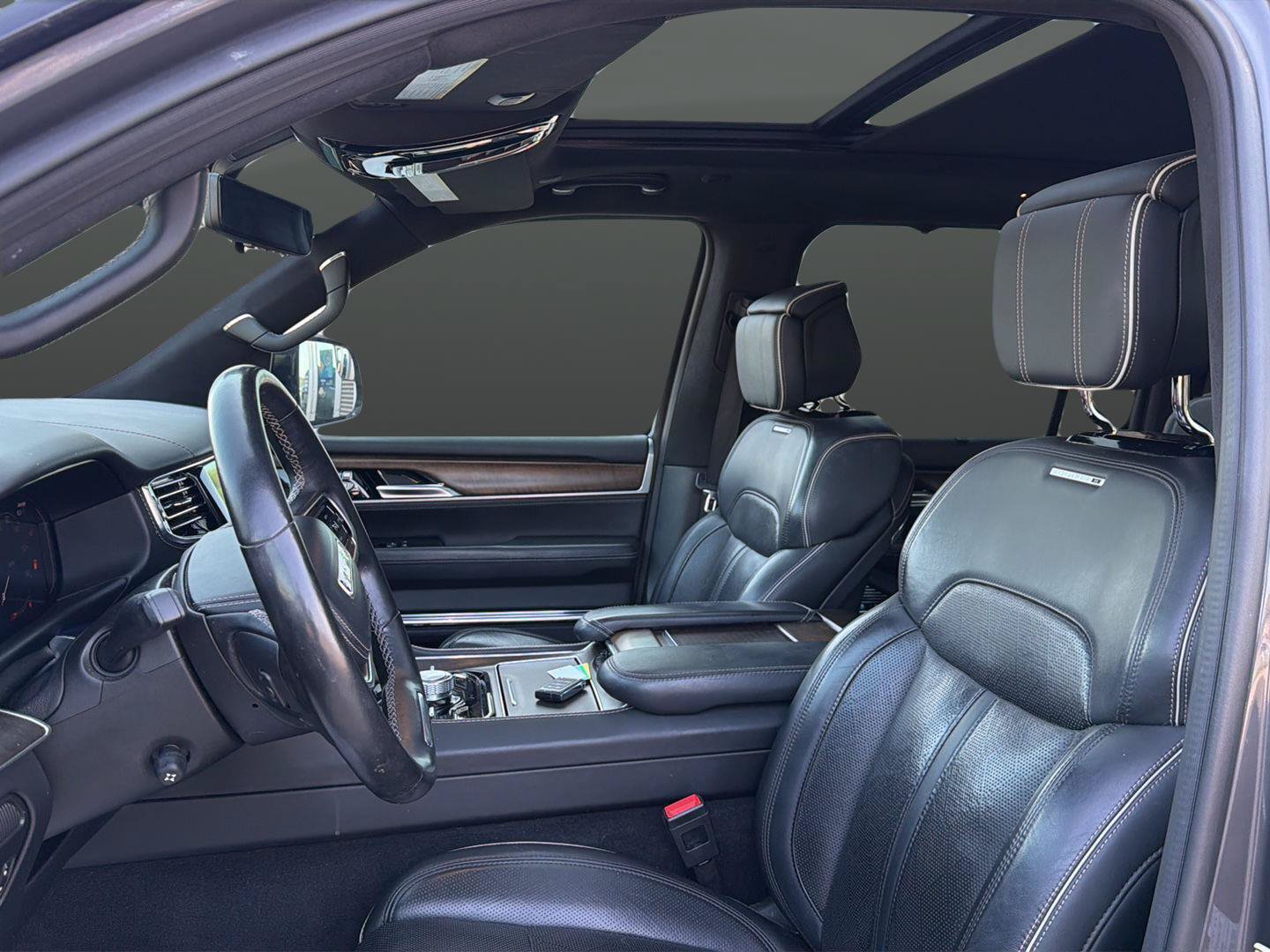 Used 2023 Jeep Grand Wagoneer Series II AWD/4WD image 7
