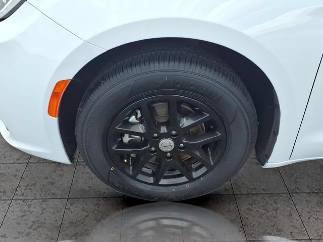 Used 2024 Chrysler Pacifica Touring-L FWD image 6