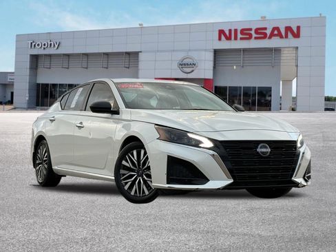 Certified 2024 Nissan Altima 2.5 SV image 1