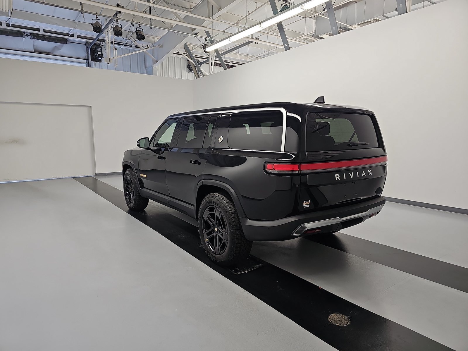 Used 2023 Rivian R1S Adventure Quad AWD/4WD image 3