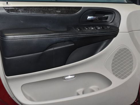 Used 2016 Chrysler Town & Country Touring FWD image 4