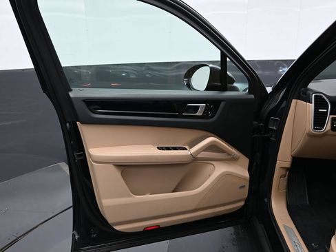 Certified 2019 Porsche Cayenne AWD/4WD image 8
