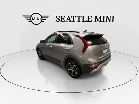 Used 2023 Kia Niro EX FWD image 8