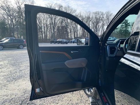 Used 2024 GMC Canyon Denali image 16