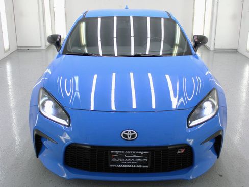 Used 2022 Toyota GR86 RWD image 3