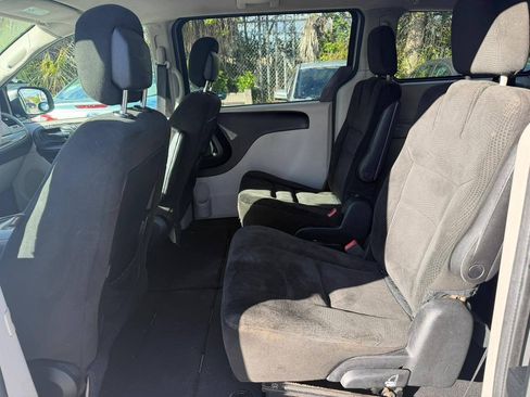 Used 2016 Dodge Grand Caravan SXT FWD image 3