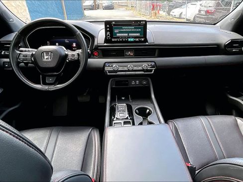 Used 2025 Honda Pilot Black Edition image 16