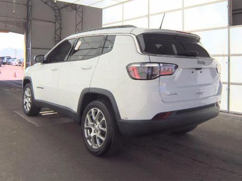 Used 2022 Jeep Compass Latitude w/ Sun and Sound Group AWD/4WD image 2