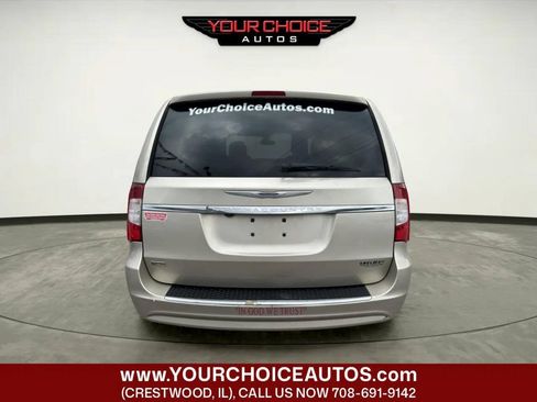 Used 2014 Chrysler Town & Country Touring FWD image 4