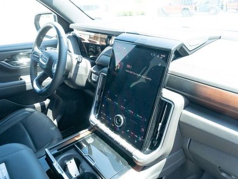 Used 2025 GMC Yukon Denali AWD/4WD image 44