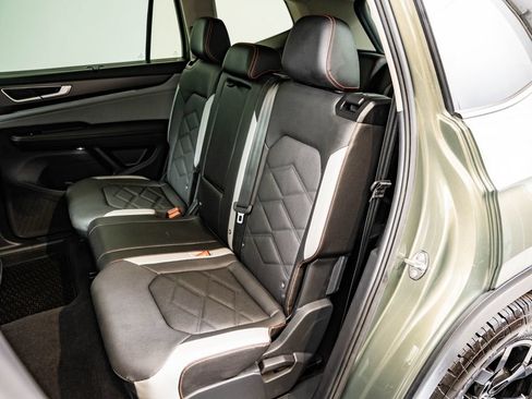 Used 2025 Volkswagen Atlas Peak Edition SE AWD/4WD image 45
