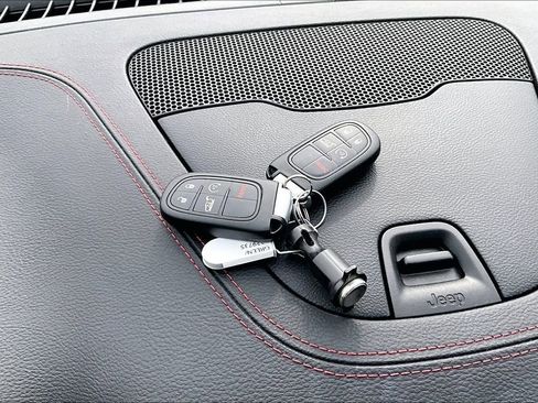 Used 2019 Jeep Cherokee Trailhawk image 12