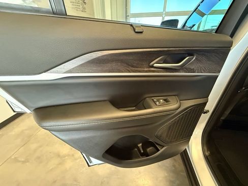 Used 2025 Jeep Grand Cherokee Limited w/ Luxury Tech Group II AWD/4WD image 24