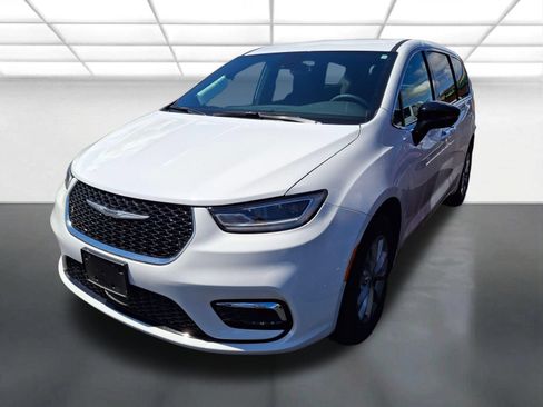 Certified 2025 Chrysler Pacifica Select AWD/4WD image 9