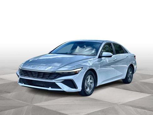 Used 2024 Hyundai Elantra SE FWD image 4