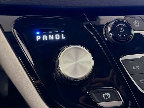 Used 2023 Chrysler Pacifica Touring-L image 16