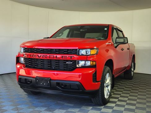 Used 2019 Chevrolet Silverado 1500 Custom w/ Custom Convenience Package AWD/4WD image 3