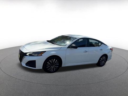 Used 2025 Nissan Altima 2.5 SV FWD image 8