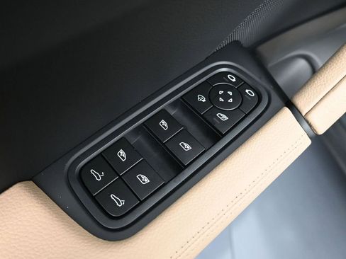 Used 2025 Porsche Cayenne AWD/4WD image 18