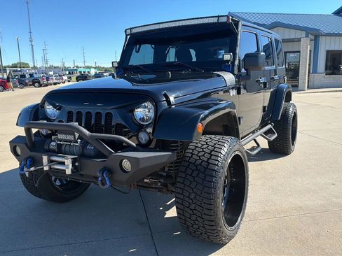 Used 2016 Jeep Wrangler Unlimited Sahara w/ Connectivity Group AWD/4WD image 2