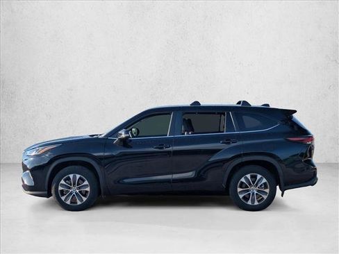 Used 2024 Toyota Highlander XLE AWD/4WD image 7