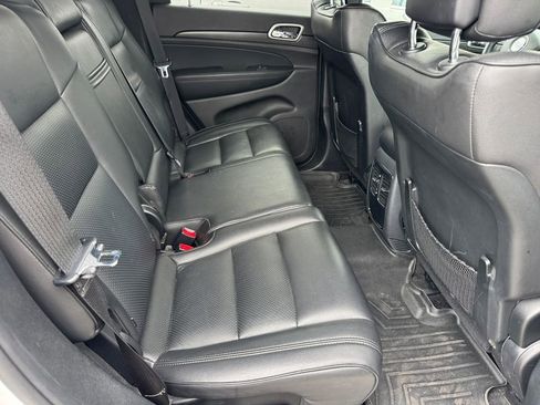 Used 2018 Jeep Grand Cherokee Laredo RWD image 6