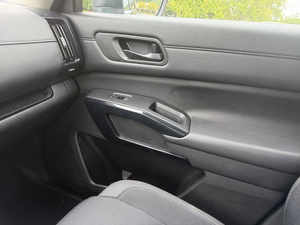 Certified 2025 Nissan Pathfinder SV FWD image 31