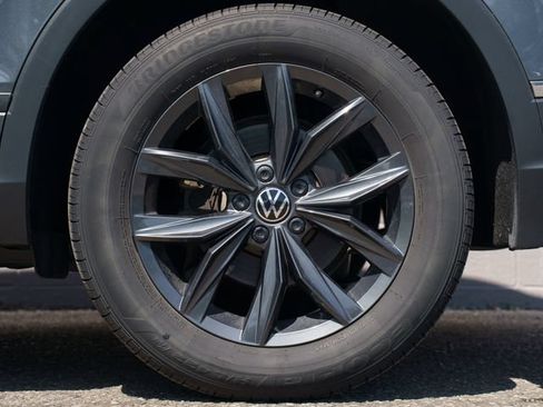 Used 2024 Volkswagen Tiguan SE AWD/4WD image 13