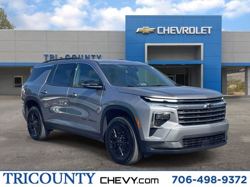 Used 2026 Chevrolet Traverse LT FWD image 1